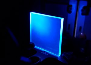 Eine von einer UV-Lampe angeregte PEN-Kachel